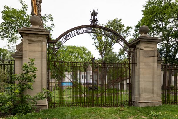 Image of the Nanton Gates at 229 Roslyn Road